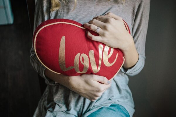 love-pillow-CFH62E4 (1)