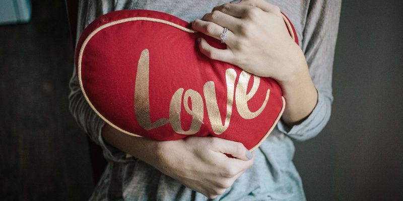 love-pillow-CFH62E4 (1)