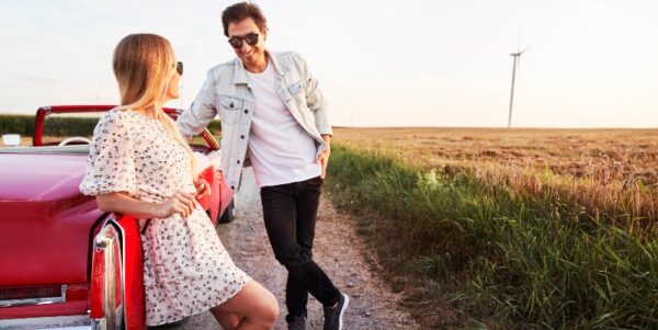 couple-on-a-date-during-a-car-trip-at-sunset-M2CEKP8 (2)